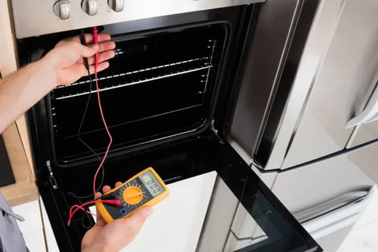 tcnico de reparacin de hornos de homeserve en una cocina